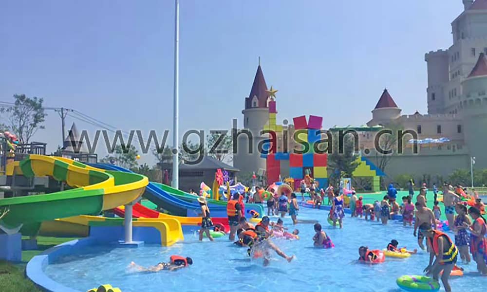 合家欢乐的儿童嬉水天地