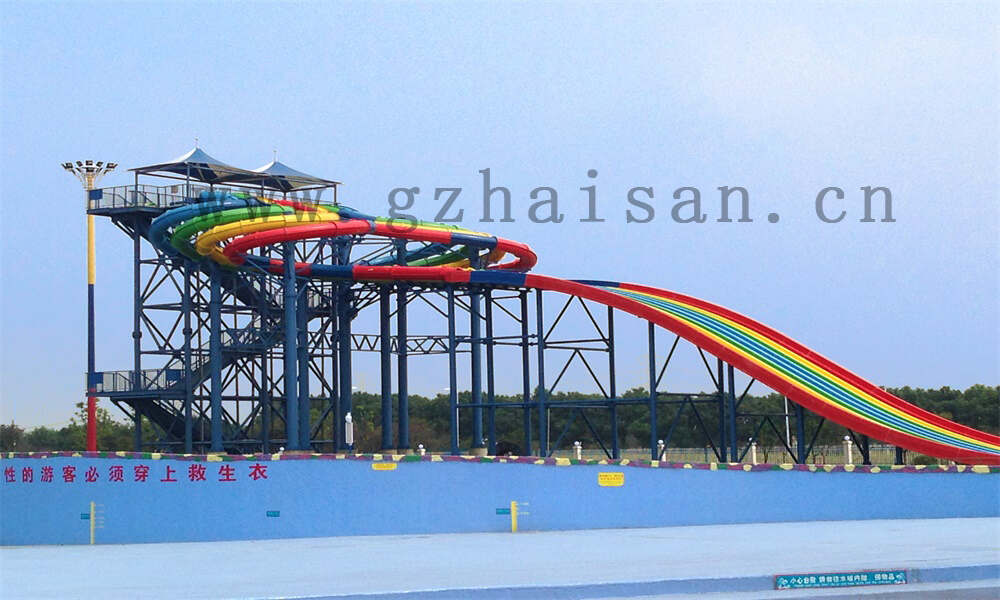 水上乐园水滑梯刺激无限，畅享清凉夏日